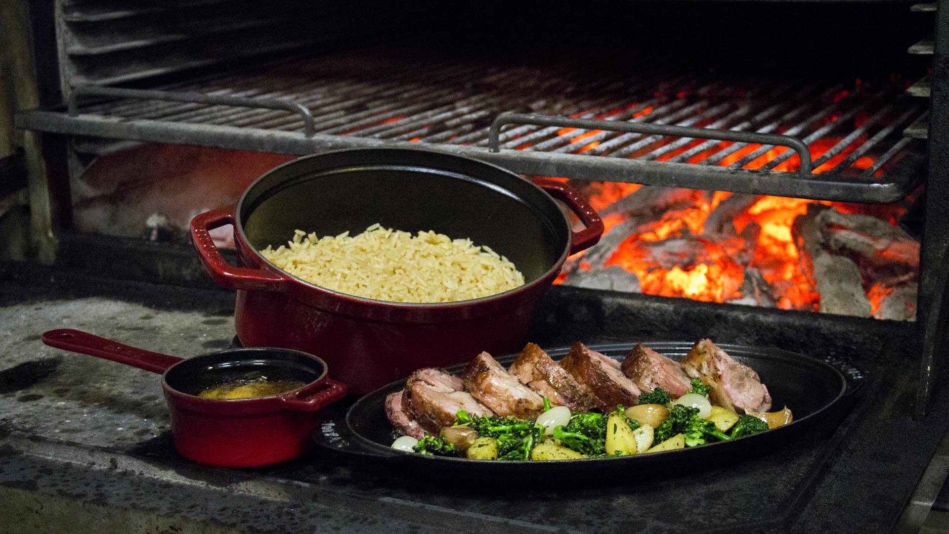 composição fotografia de comida — brasa panelas e paleta de cordeiro