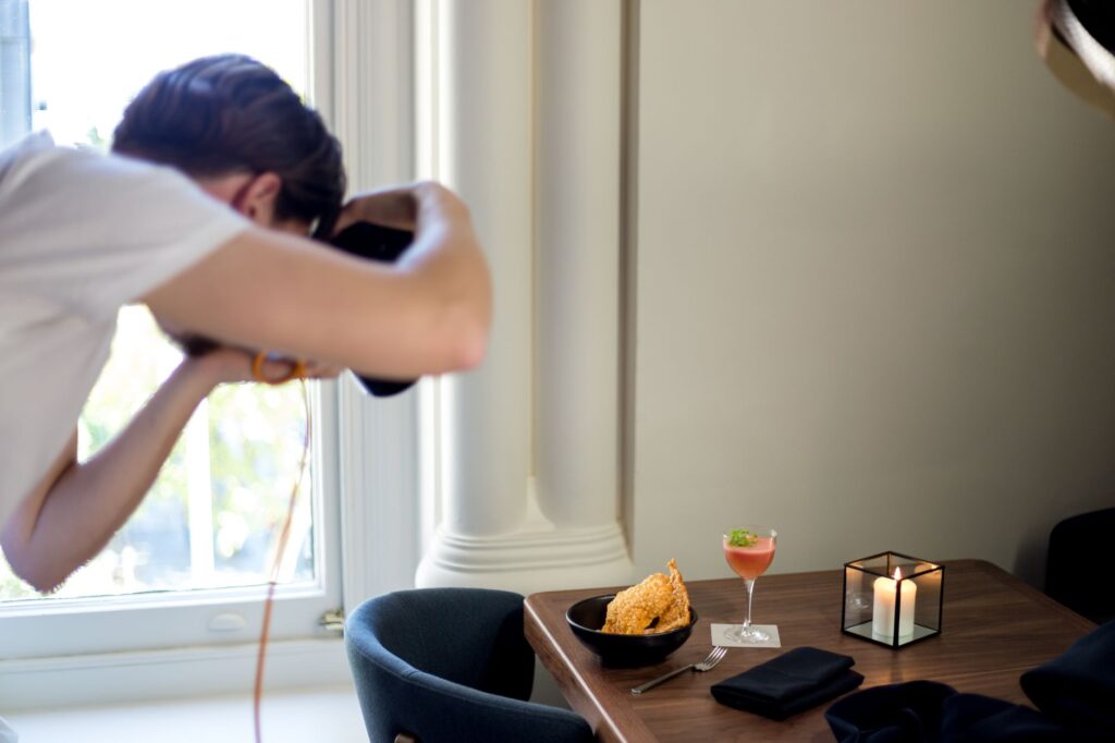 fotógrafo fotografando prato de restaurante — produção de fotografia gastronômica