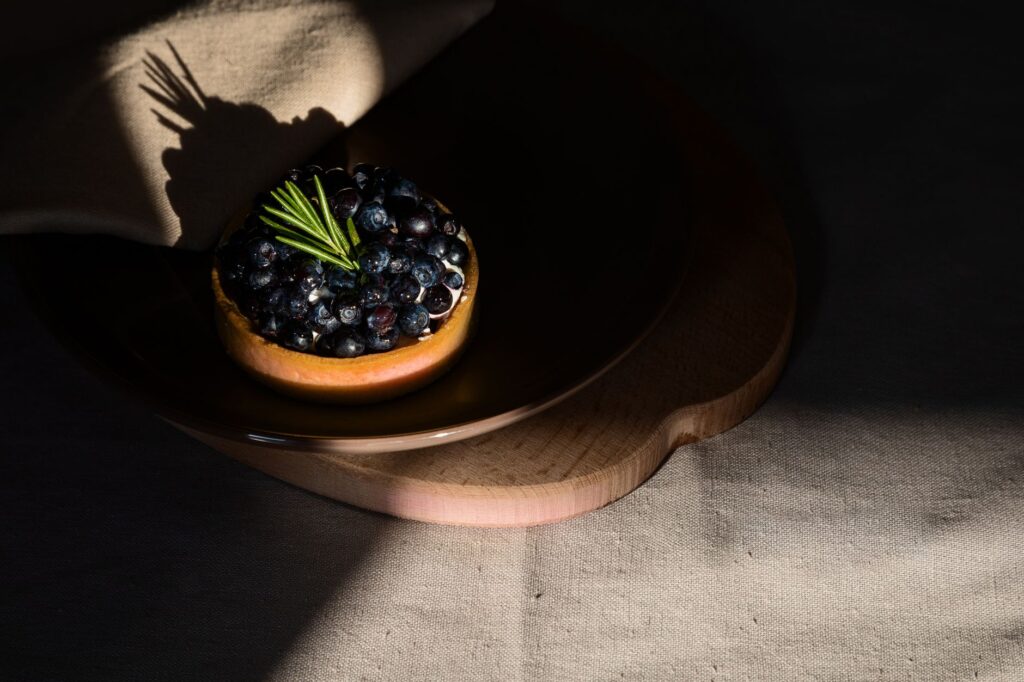 iluminação dramática moody para fotografia de comida com sombras