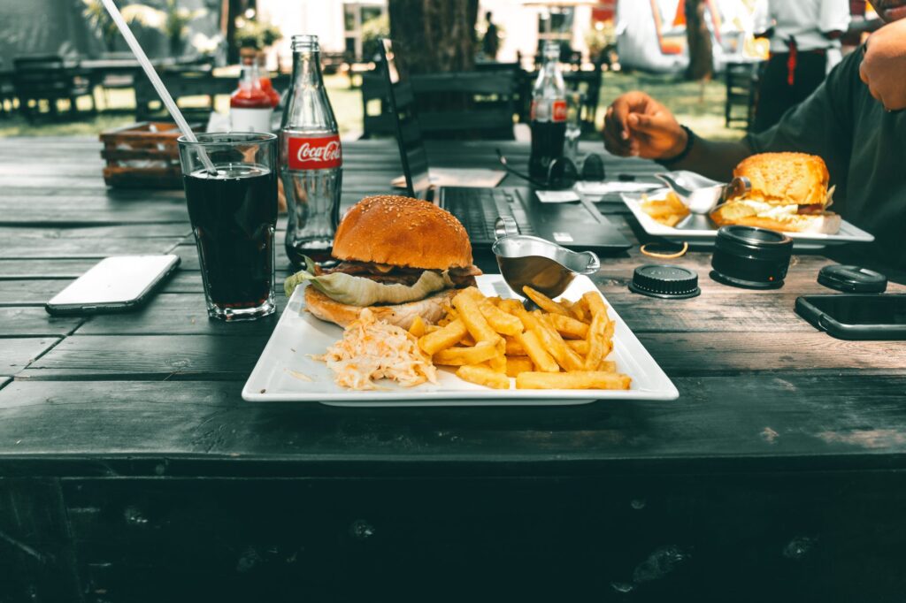 comparação antes e depois de edição de fotos restaurante