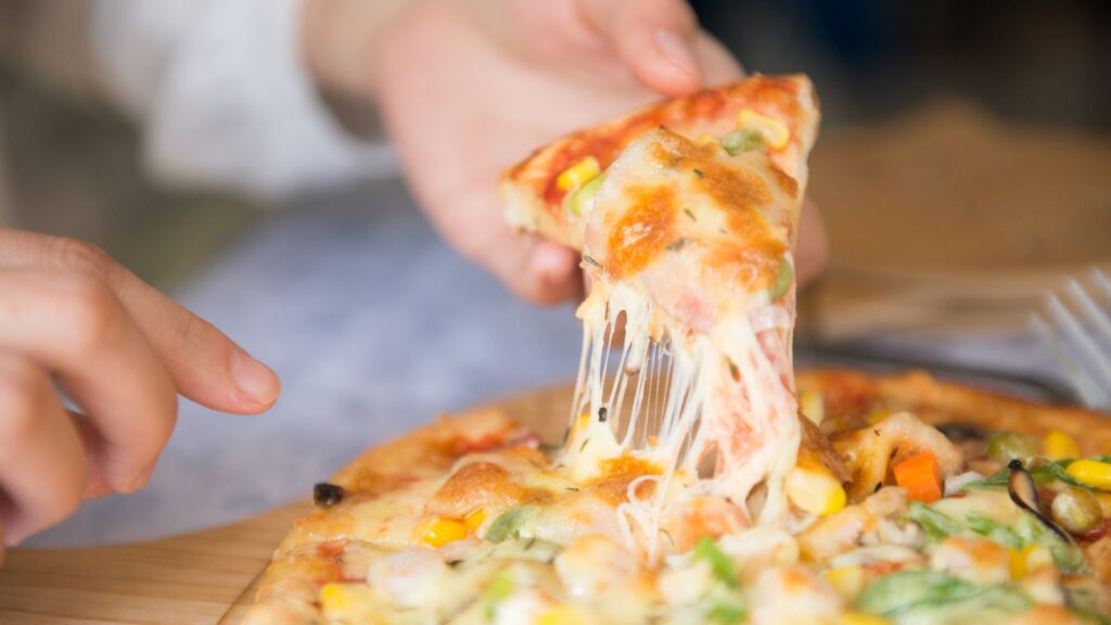 close up para vídeos curtos restaurante — queijo derretendo em pizza