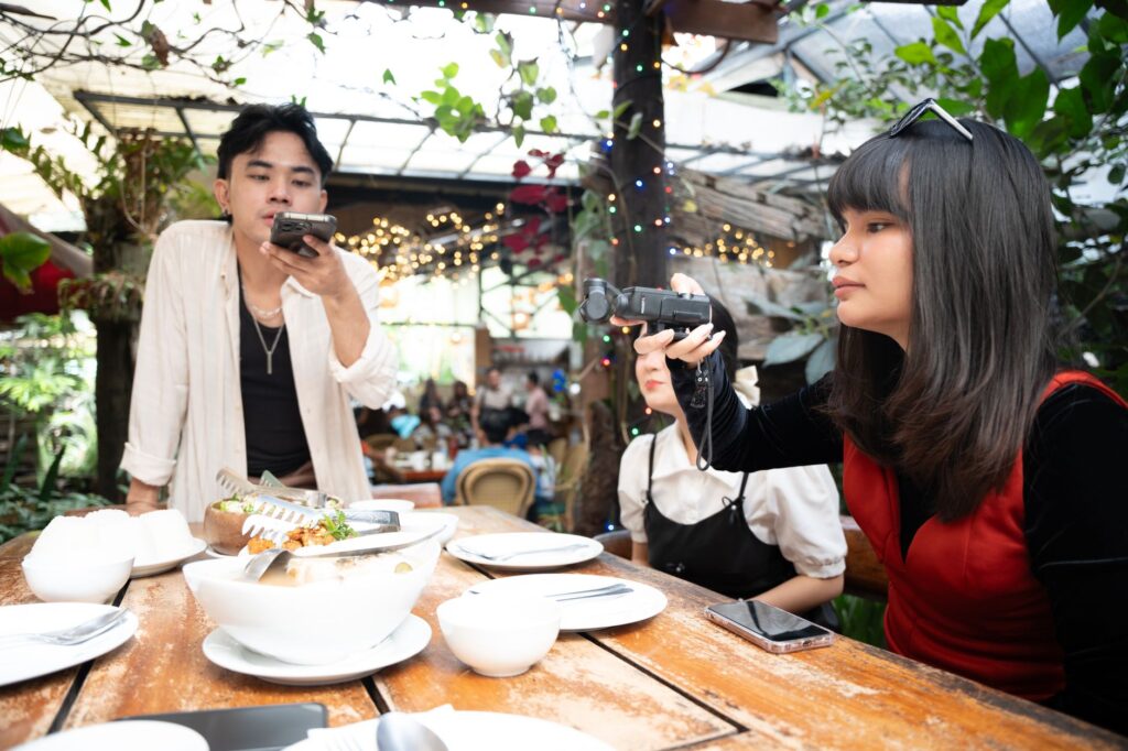 POV tendências vídeo restaurante — perspectiva primeira pessoa na mesa do cliente